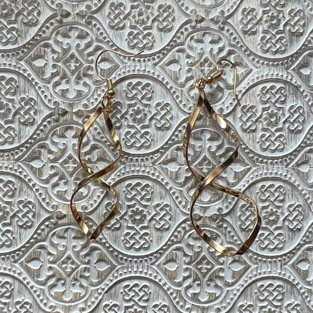 2/$15 NEW statement dangle earrings gold spiral - Picture 1 of 1
